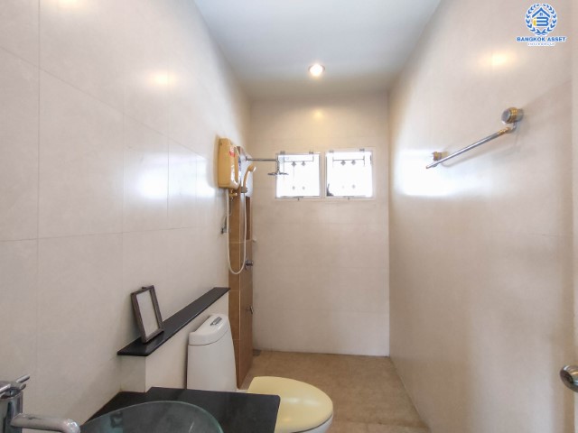 ทาวน์เฮ้าส์มือสองย่านกรุงเทพฯ ม.บ้านรุ่งเรือง สรงประภา เนื้อที่มากถึง 24.2 ตร.ว. ฟังก์ชัน 3 ห้องนอน 2 ห้องน้ำ 1 ที่จอดรถ แถมฟรี! 2 เครื่องปรับอากาศ บนทำเลเยี่ยม ใกล้รถไฟฟ้าสายสีแดง "สถานีดอนเมือง" และทางด่วน "อุตราภิมุข" ในราคาคุ้มสุดในย่าน! จองเลย!